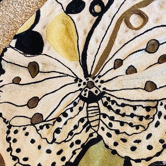 ANTHROPOLOGIE 100% Wool Hand Tufted Embroidered Accent Rug. - Picture 3 of 3